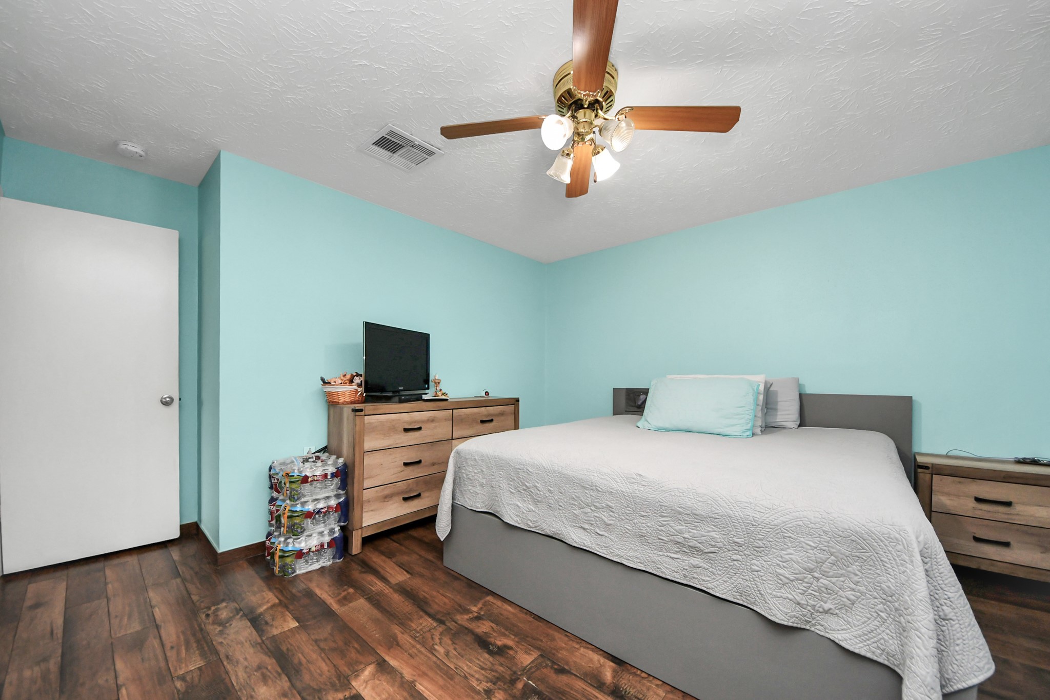 9634 Thistle Trail Drive Houston, TX 77070 - Photo 12 of 22 a bedroom with a bed and a flat screen tv