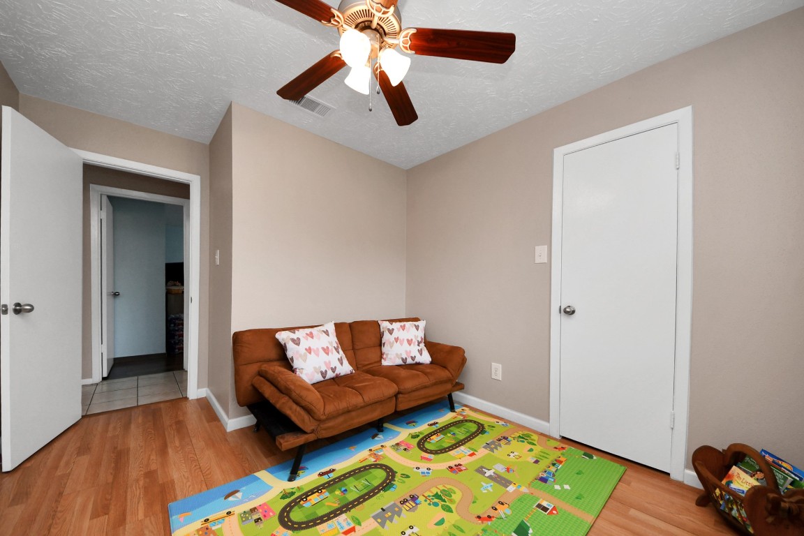 9634 Thistle Trail Drive Houston, TX 77070 - Photo 18 of 22 a living room with furniture and a rug