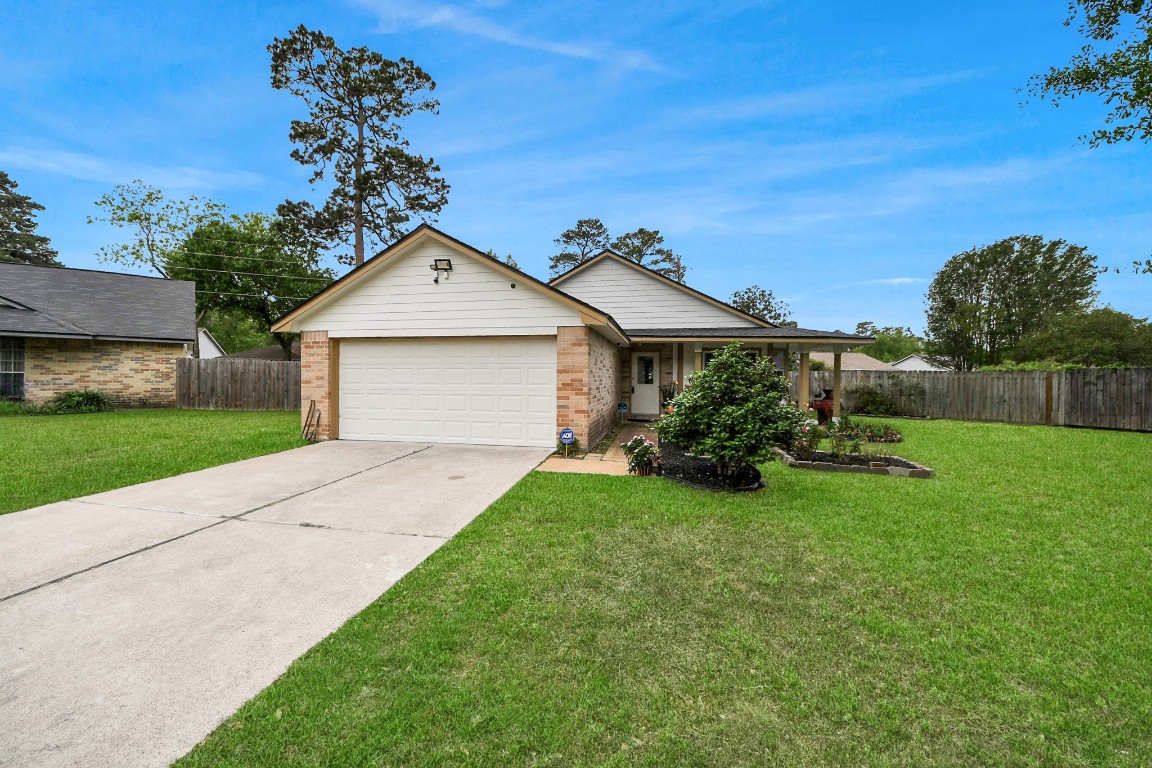 9634 Thistle Trail Drive Houston, TX 77070 - Photo 2 of 22 a front view of a house with garden