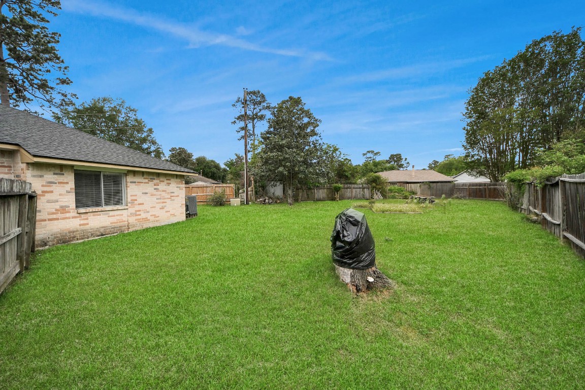 9634 Thistle Trail Drive Houston, TX 77070 - Photo 22 of 22 a backyard of a house with table and chairs