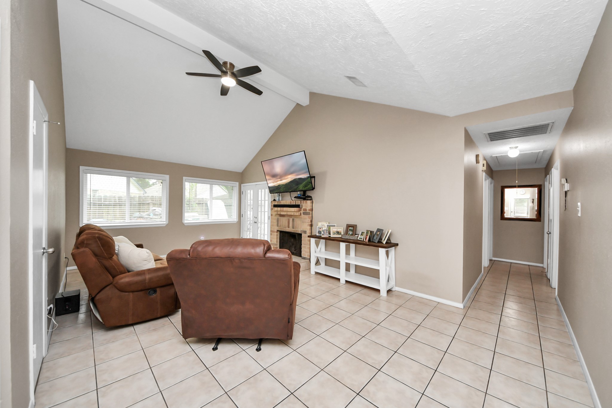 9634 Thistle Trail Drive Houston, TX 77070 - Photo 4 of 22 a living room with furniture