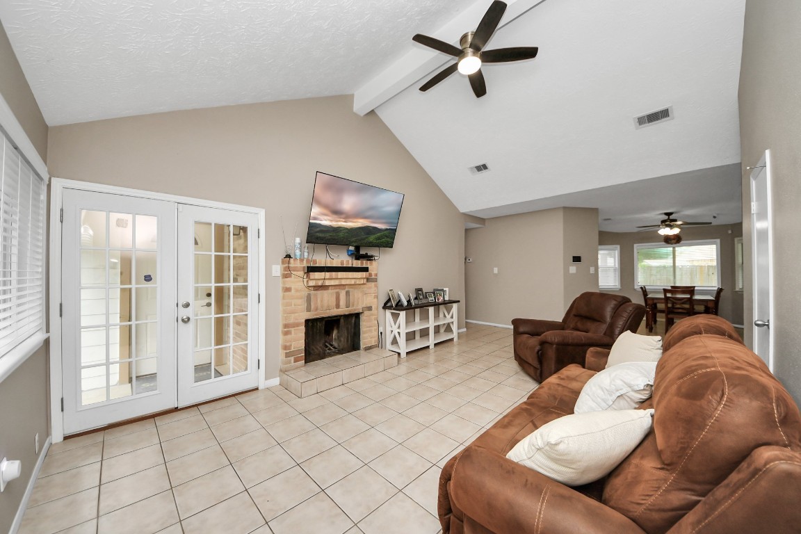 9634 Thistle Trail Drive Houston, TX 77070 - Photo 5 of 22 a living room with furniture and a flat screen tv