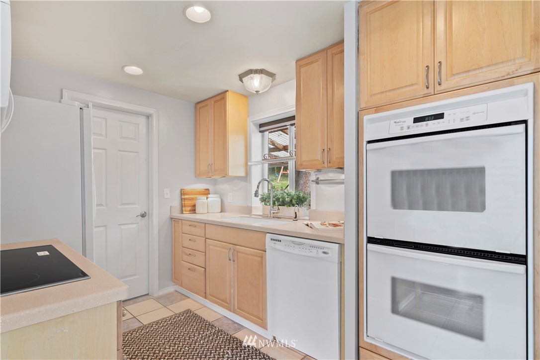 554 Bronson Way Northeast Renton, WA 98056 - Photo 16 of 35 a room with a washer and dryer