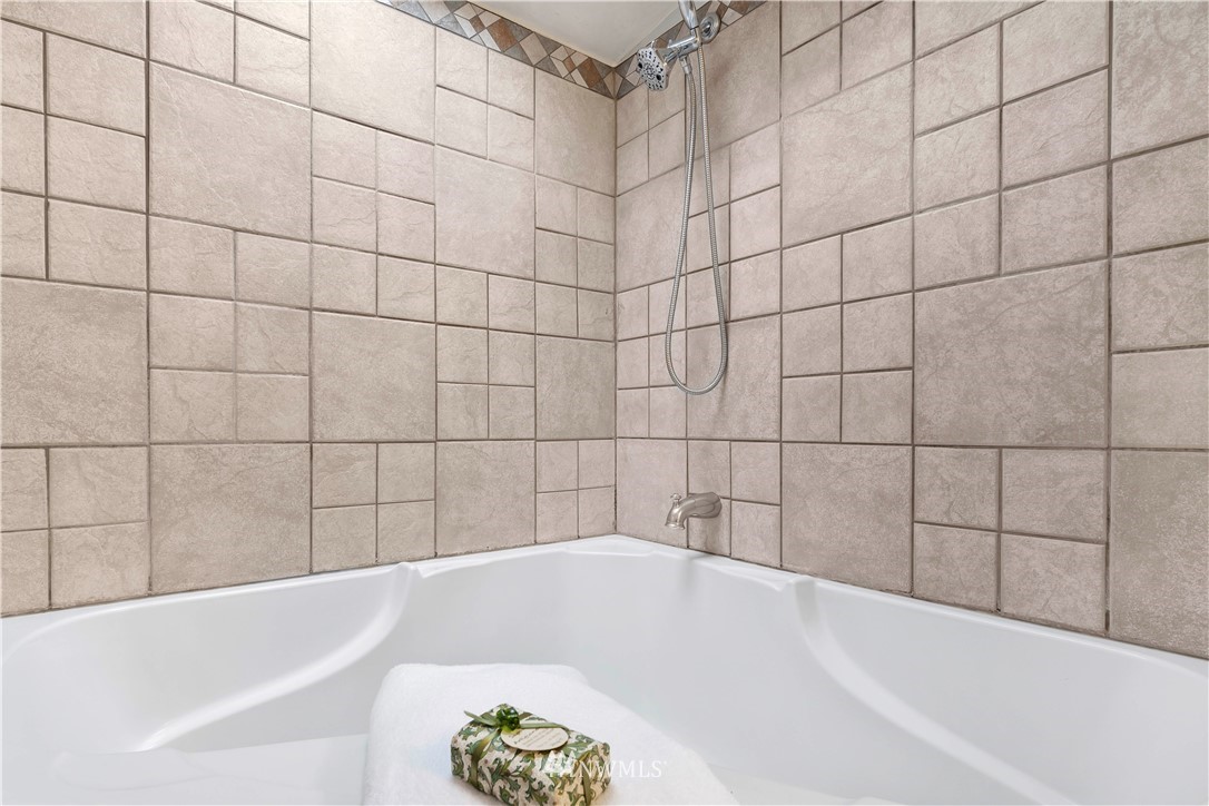 554 Bronson Way Northeast Renton, WA 98056 - Photo 20 of 35 a bathroom with a bathtub