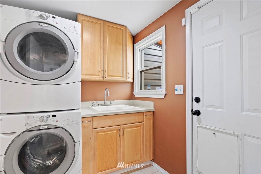 554 Bronson Way Northeast Renton, WA 98056 - Photo 22 of 35 a utility room with dryer and washer