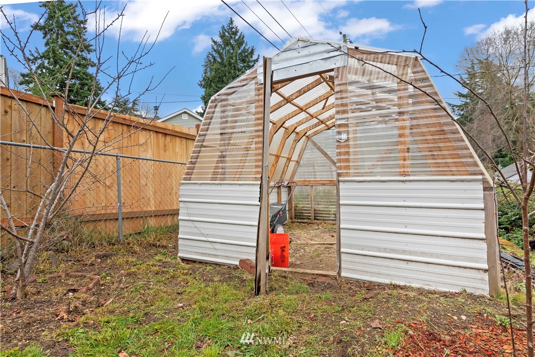 554 Bronson Way Northeast Renton, WA 98056 - Photo 28 of 35 a backyard of a house