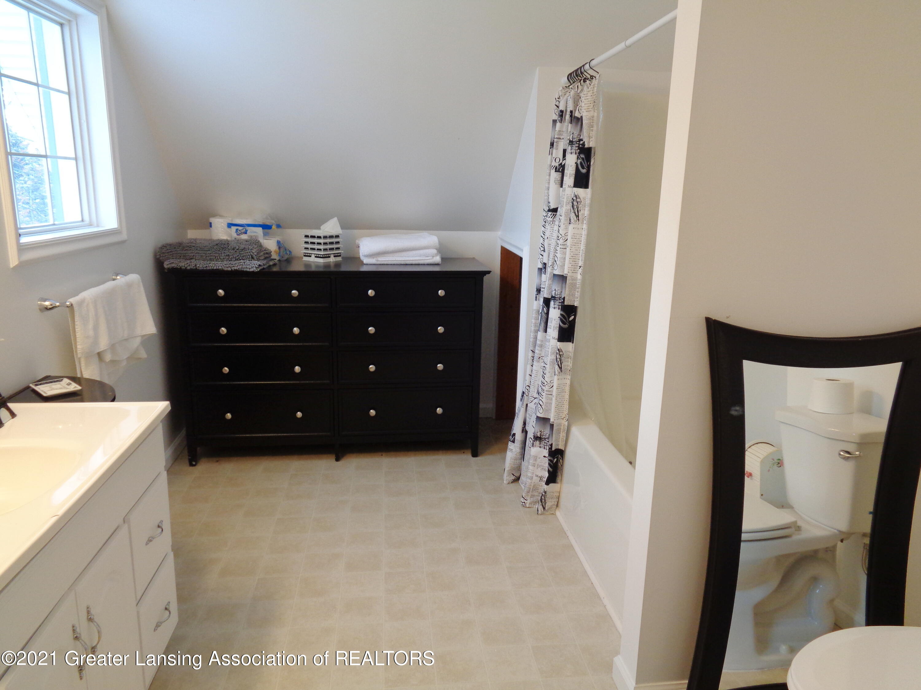 10504 Bond Road Dewitt, MI 48820 - Photo 21 of 28 10504 Bond 2nd floor bath