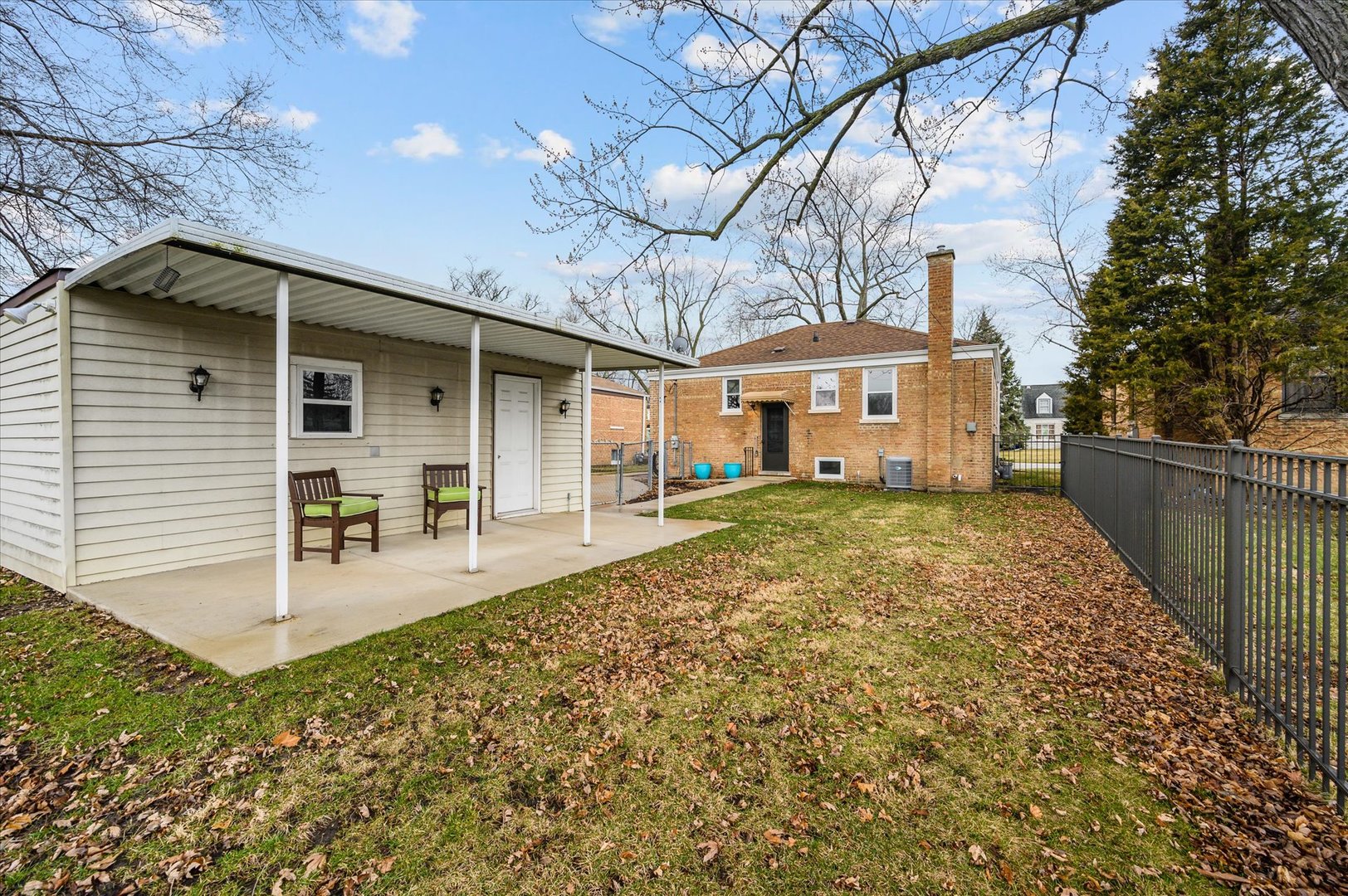 1507 North Taft Avenue Berkeley, IL 60163 - Photo 24 of 28 a front view of a house with garden