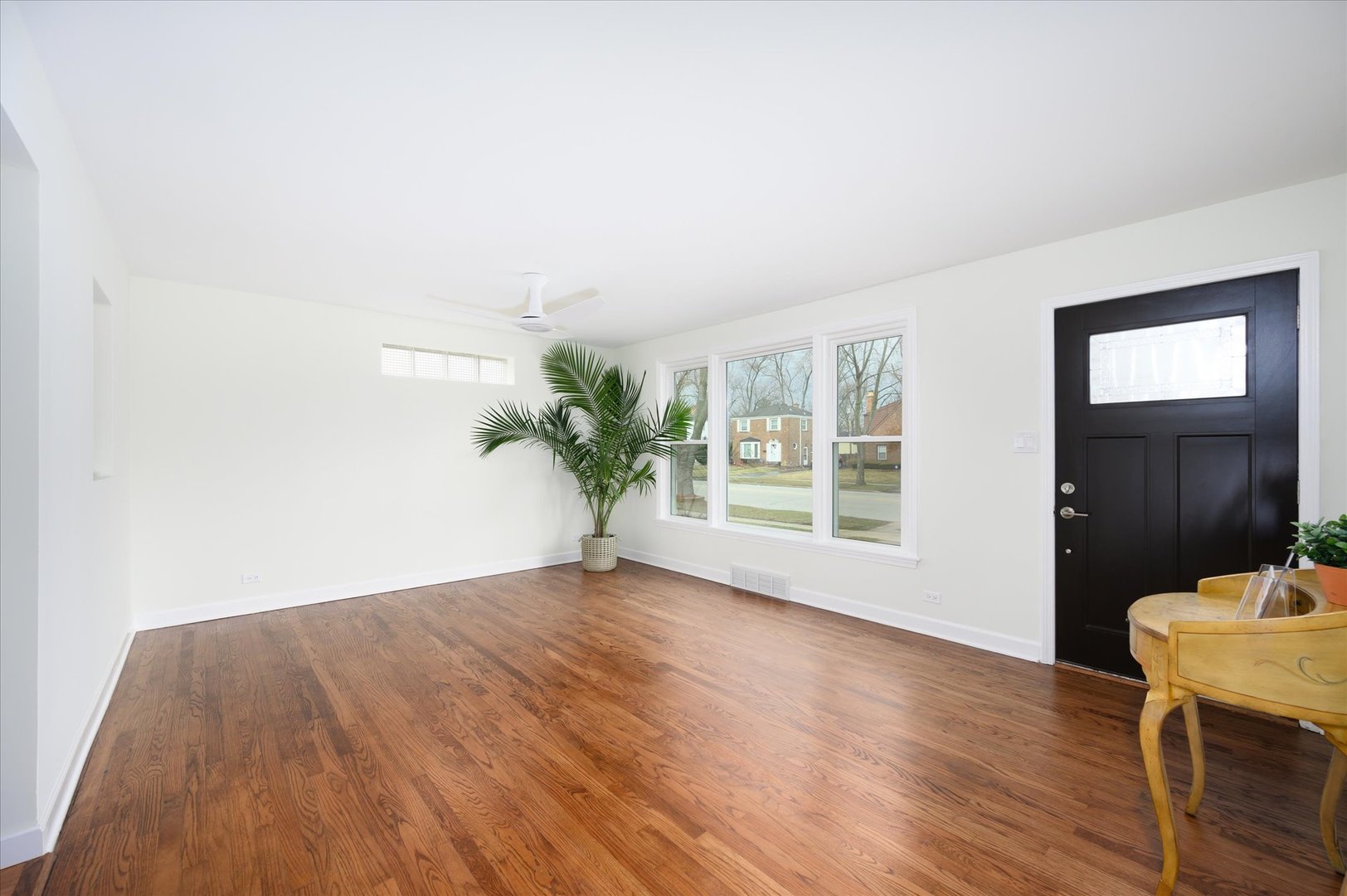 1507 North Taft Avenue Berkeley, IL 60163 - Photo 5 of 28 a view of a livingroom with wooden floor and a potted plant