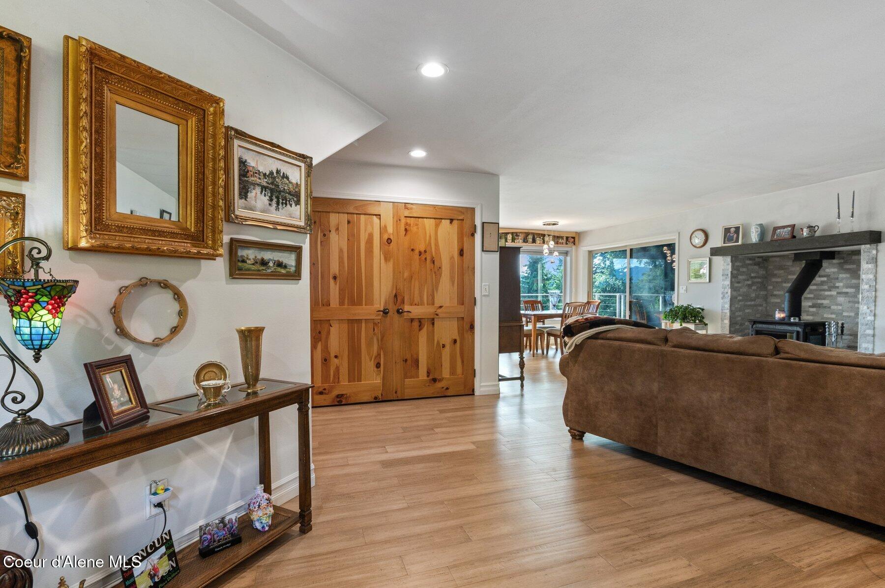 311 School Road Hope, ID 83836 - Photo 34 of 60 Entry to Living Room