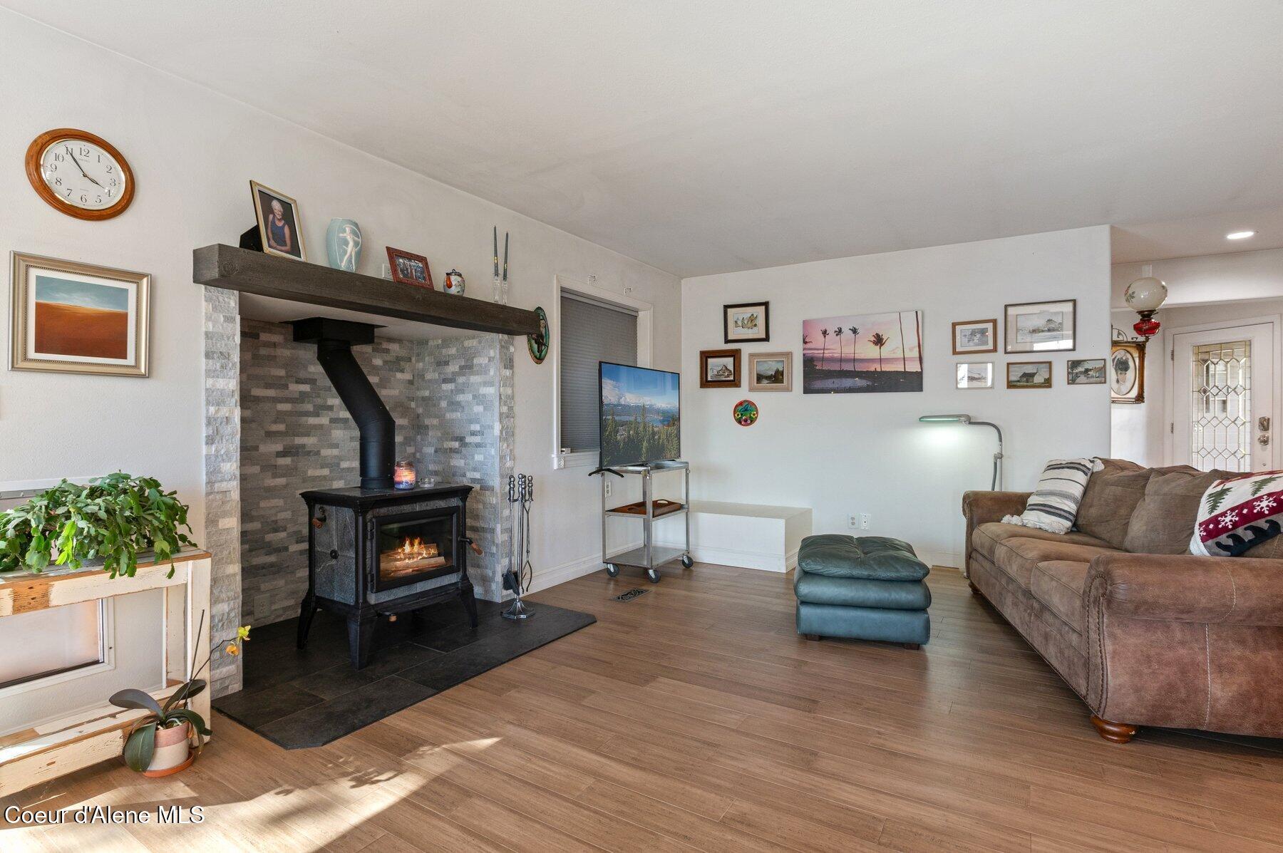 311 School Road Hope, ID 83836 - Photo 37 of 60 Family Room