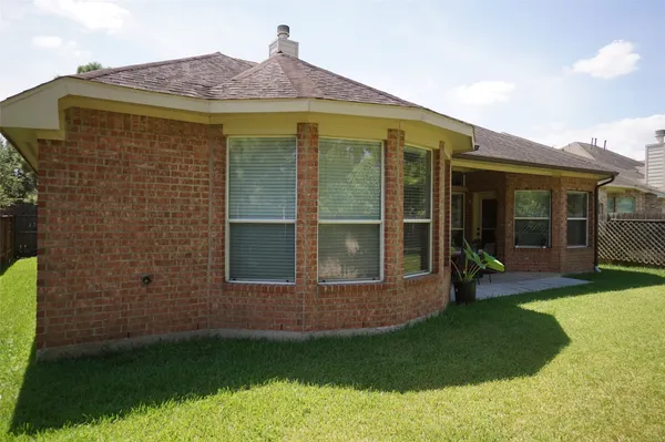 a view of a front of house with a yard