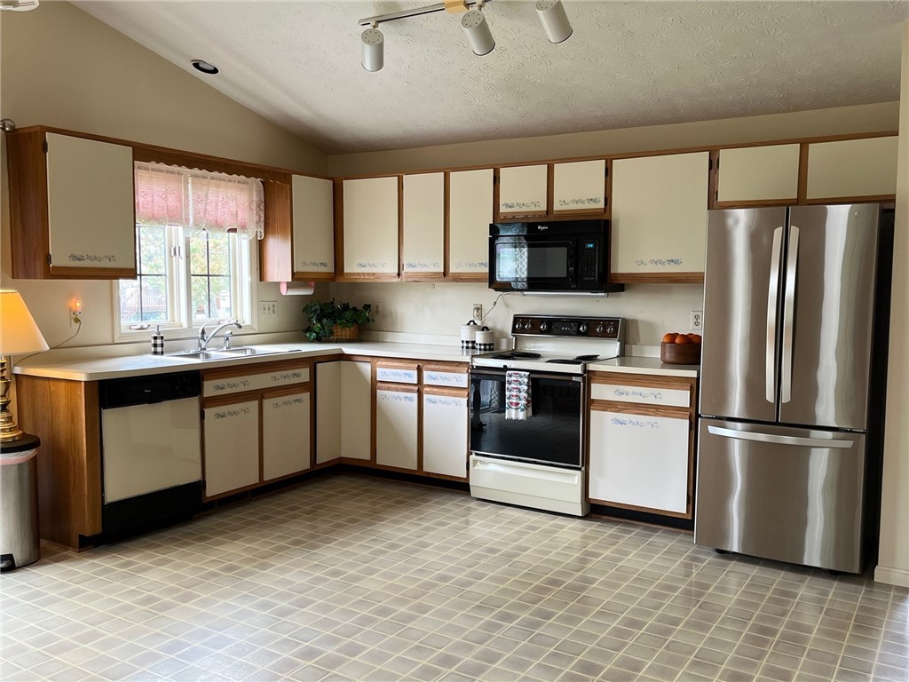 5 Daisy Lane Chili, NY 14514 - Photo 3 of 20 All appliances remain, stove, refrigerator, dishwa