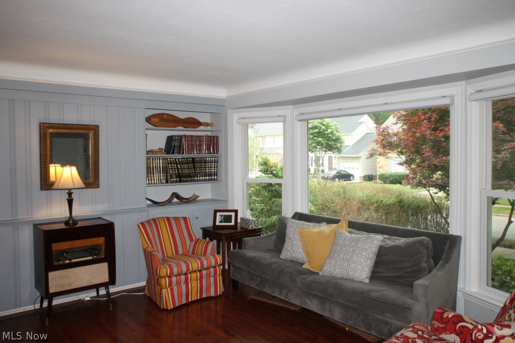 2441 Laurelhurst Road Cleveland, OH 44118 - Photo 3 of 14 Gallery Image 3