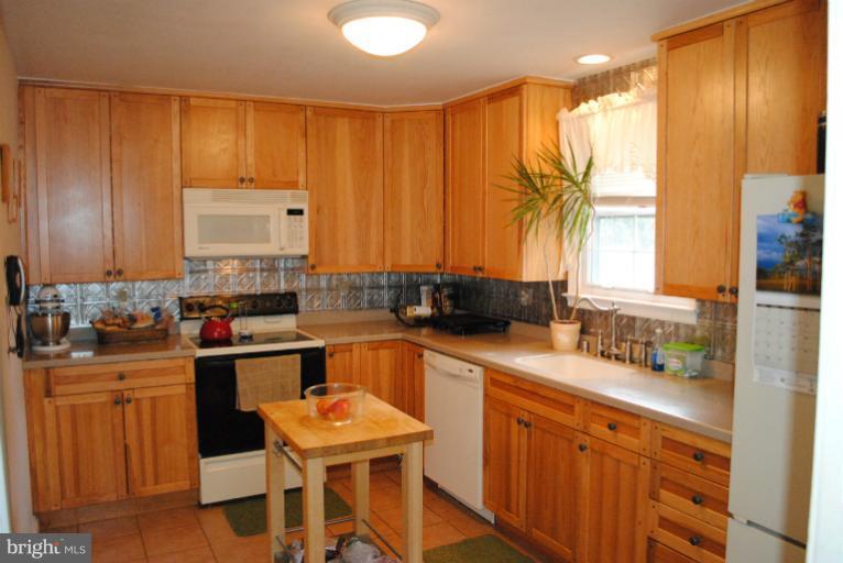 4310 East Joppa Road Baltimore, MD 21236 - Photo 5 of 29 Kitchen