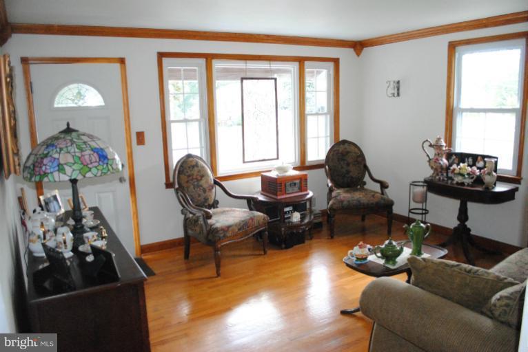 4310 East Joppa Road Baltimore, MD 21236 - Photo 9 of 29 Living Room