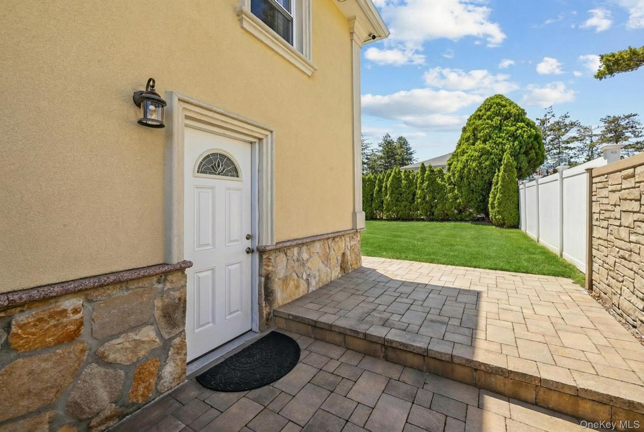 16 Tudor Road Hicksville, NY 11801 - Photo 3 of 24