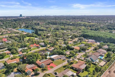 $680,000 | 4756 Southwest 72nd Avenue, Davie, FL 33314