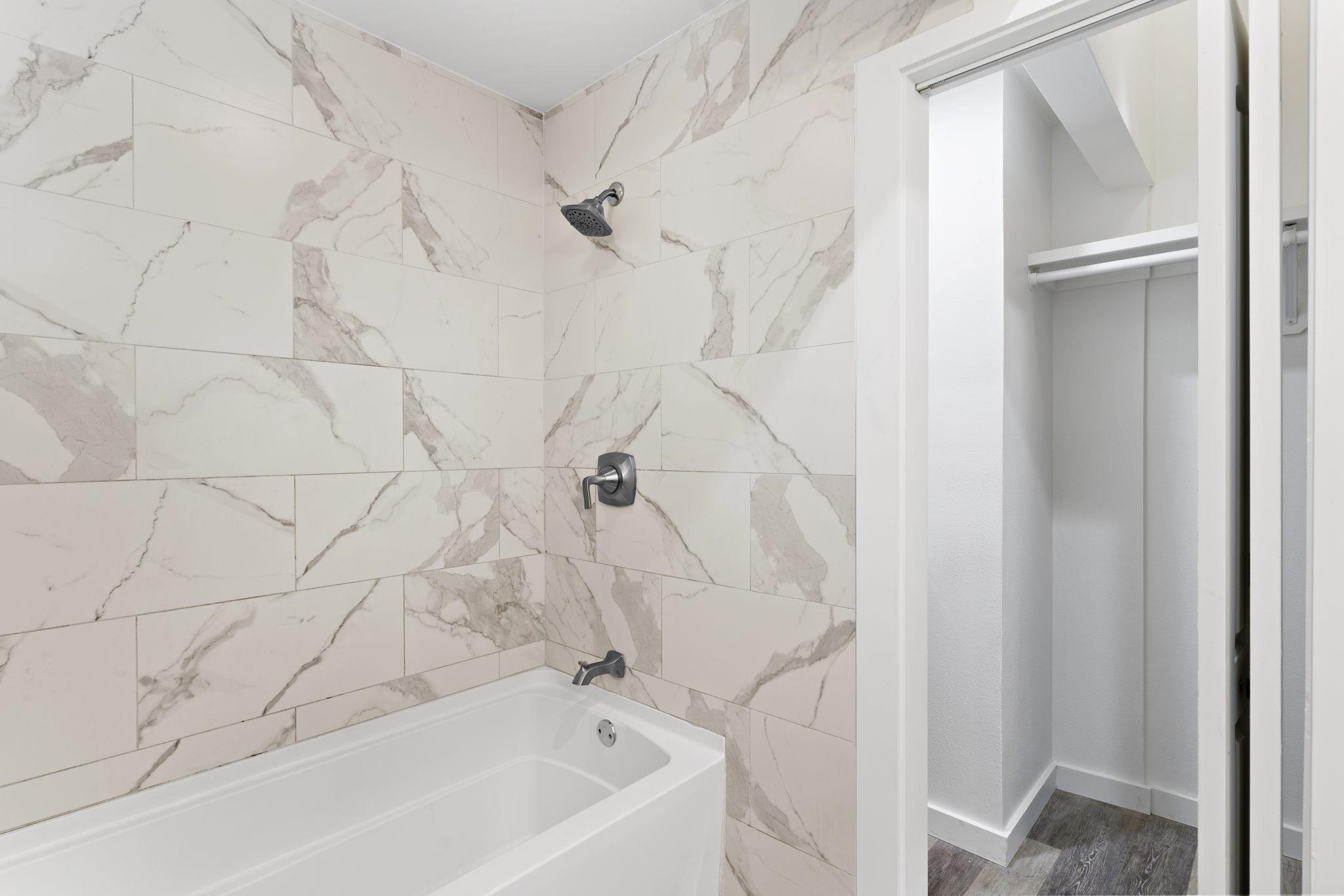 14 Kahiapo Place Haiku, HI 96708 - Photo 13 of 30 a bathroom with a bathtub