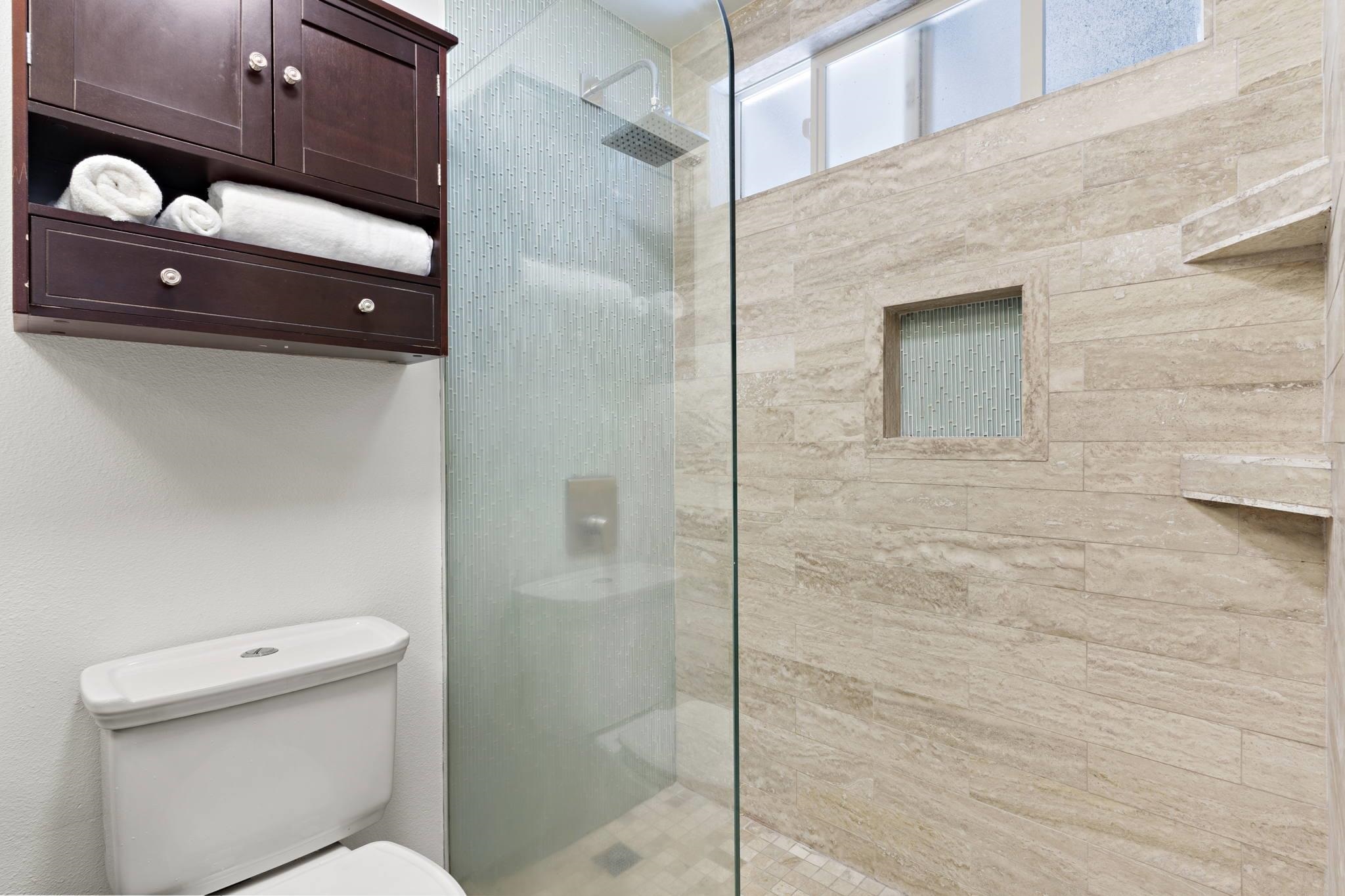 14 Kahiapo Place Haiku, HI 96708 - Photo 16 of 30 a bathroom with a toilet and a shower