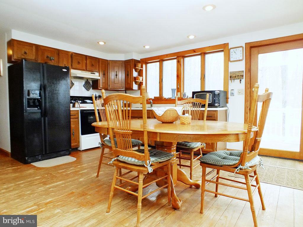 19121 Falls Road Hampstead, MD 21074 - Photo 5 of 26 a dining room filled counter top space and stainless steel appliances