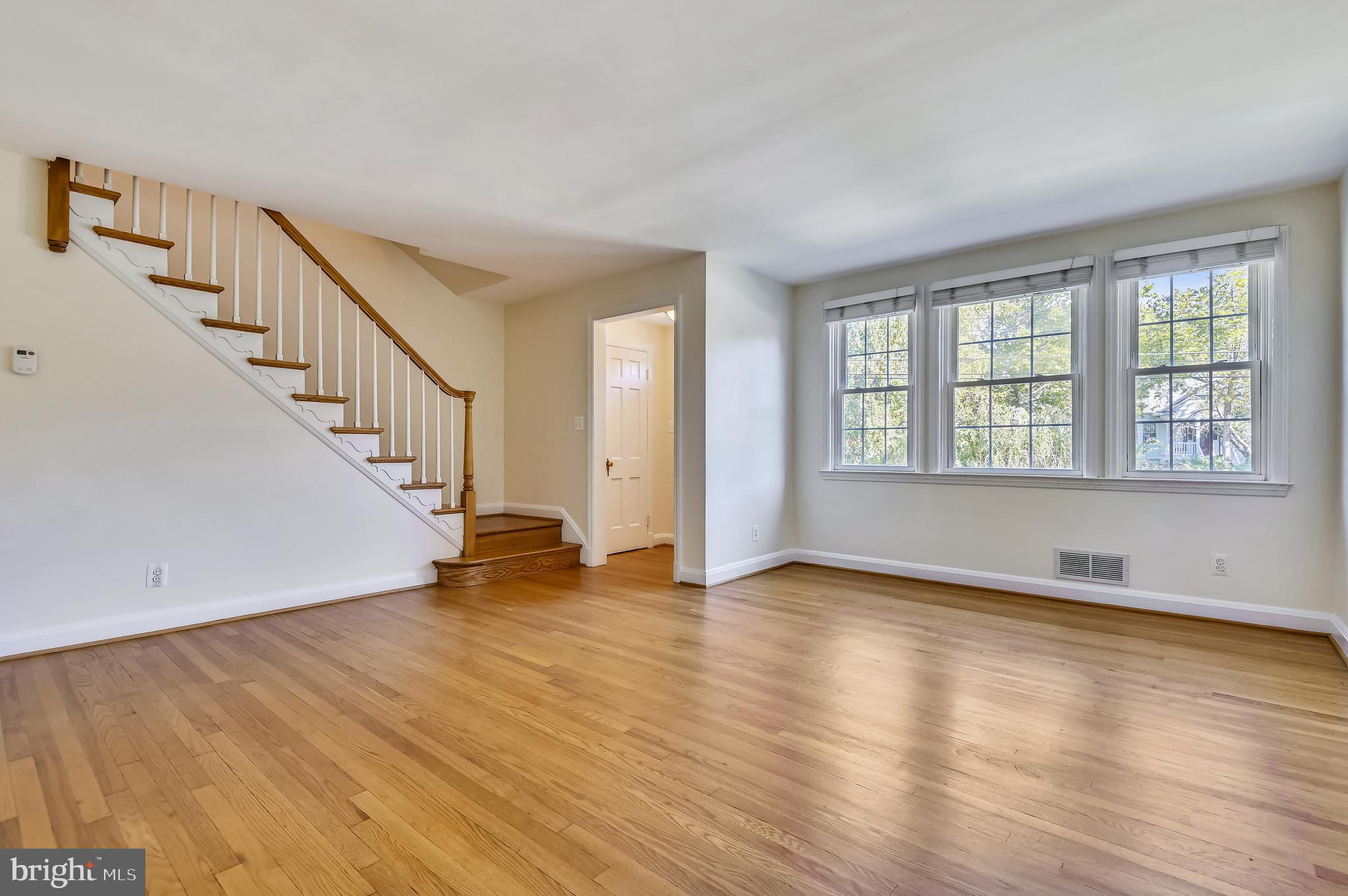 502 Academy Road Baltimore, MD 21228 - Photo 3 of 45 Livingroom