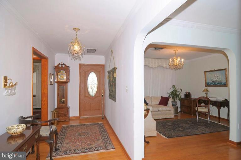 24917 Woodfield Road Damascus, MD 20872 - Photo 2 of 28 Entrance / Foyer