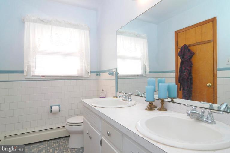 24917 Woodfield Road Damascus, MD 20872 - Photo 12 of 28 Master Bath