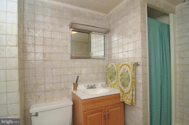 24917 Woodfield Road Damascus, MD 20872 - Photo 21 of 28 Bath #3
