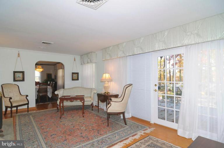 24917 Woodfield Road Damascus, MD 20872 - Photo 4 of 28 Living Room