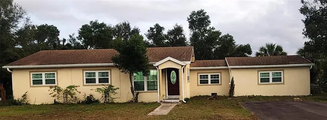 a view of a yard in front of a house