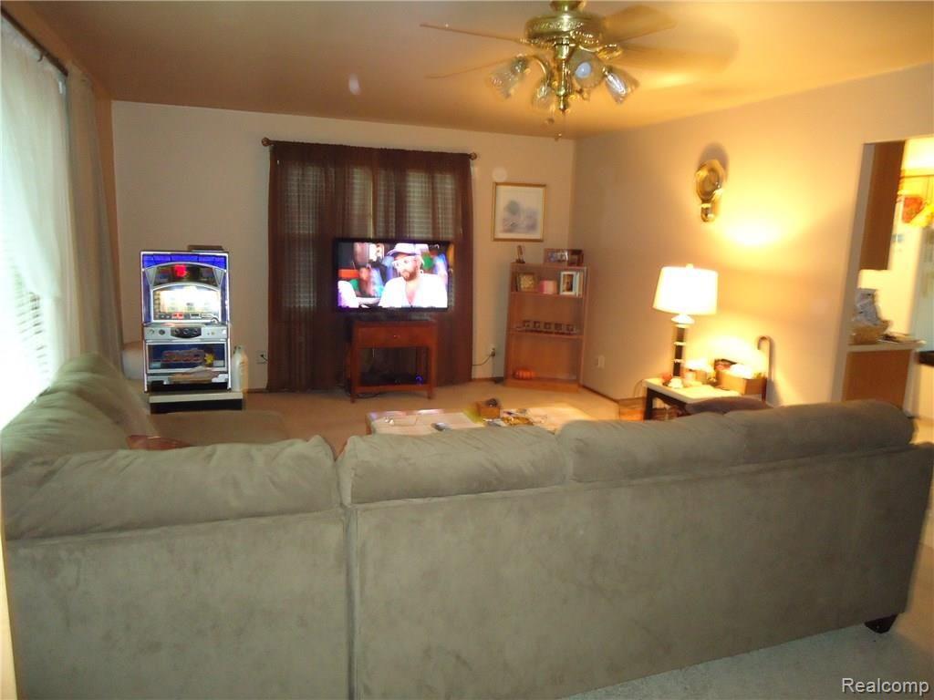SPACIOUS LIVING ROOM