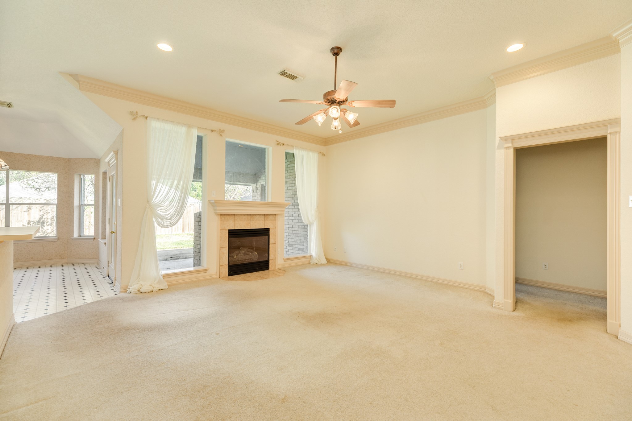 117 Jamestown Avenue Clute, TX 77531 - Photo 2 of 23