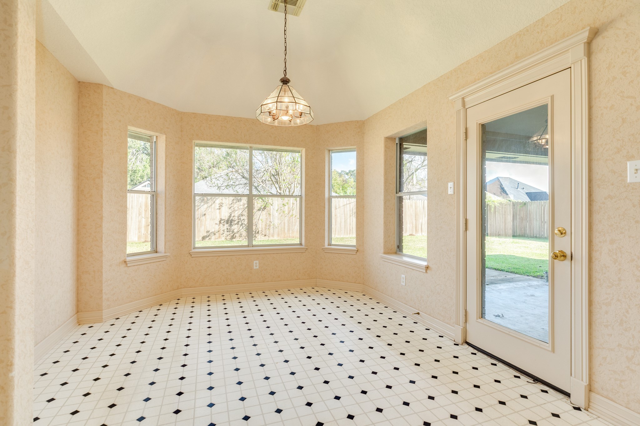 117 Jamestown Avenue Clute, TX 77531 - Photo 4 of 23