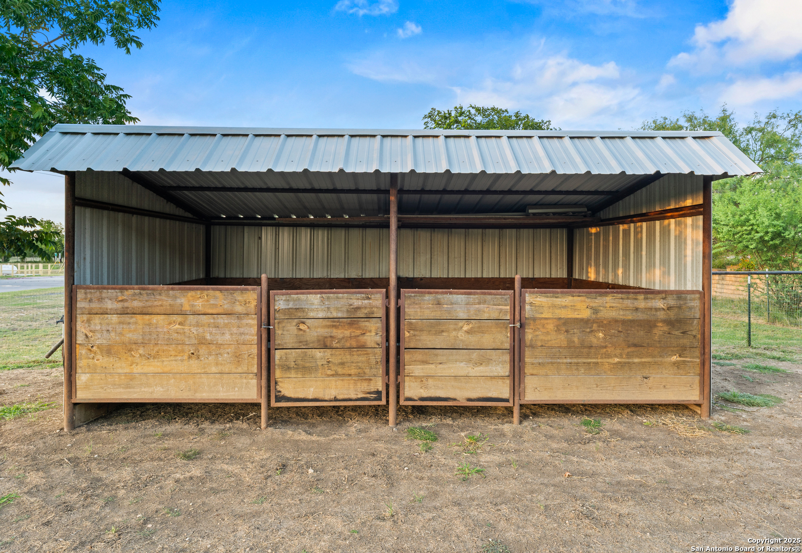 286 Highway 173 Bandera, TX 78003 - Photo 25 of 38 a view of a backyard of the house