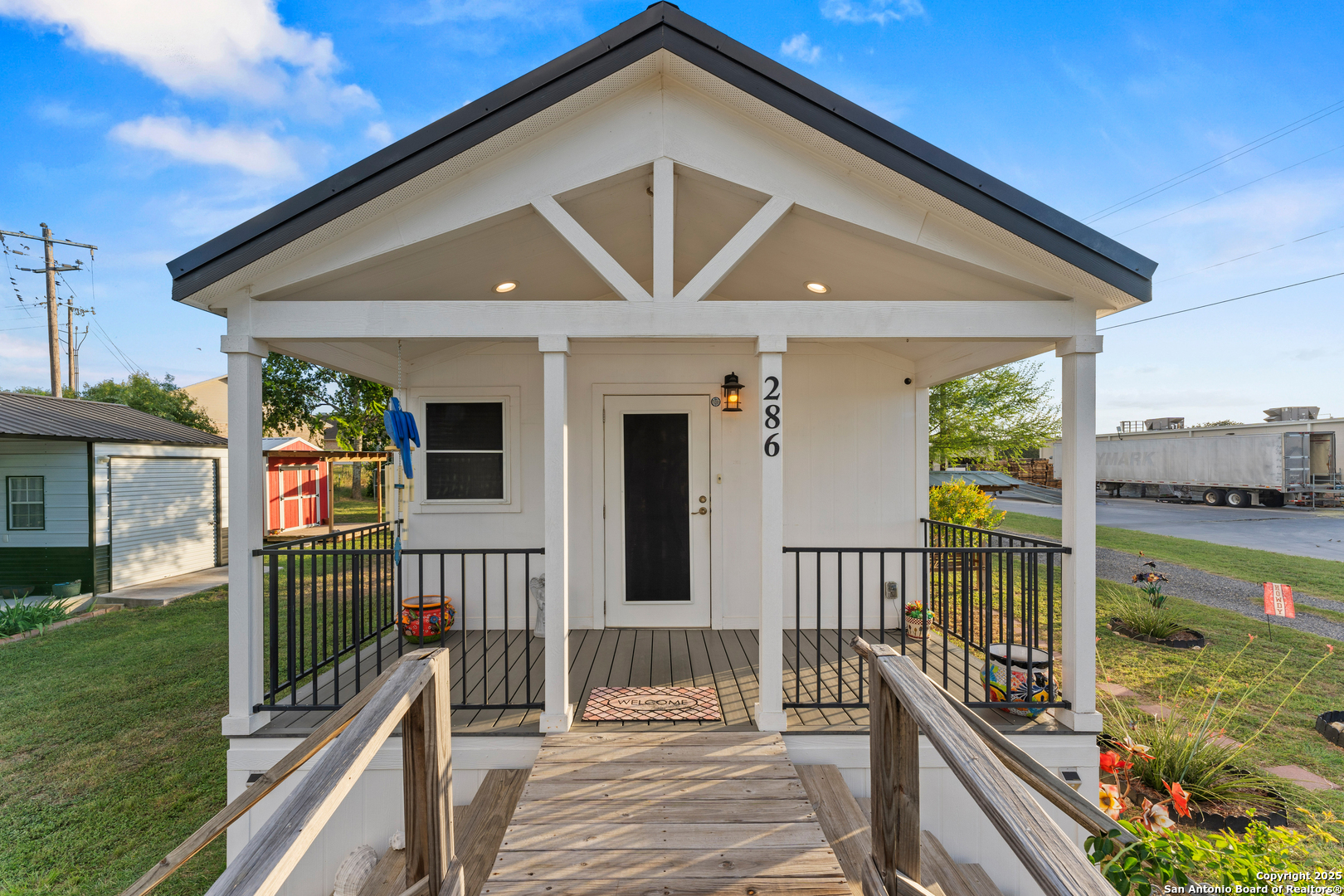 286 Highway 173 Bandera, TX 78003 - Photo 5 of 38 a front view of a house with balcony