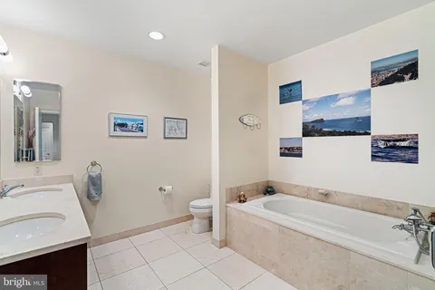 $1,100,000 | 50 South 16th Street, Unit 4210, Philadelphia, PA 19103