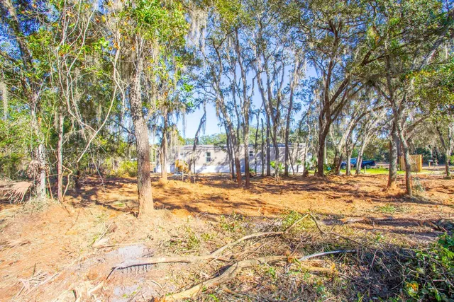 a street sign that is on a brick wall