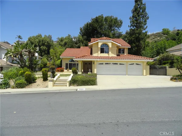 a house view with a outdoor space
