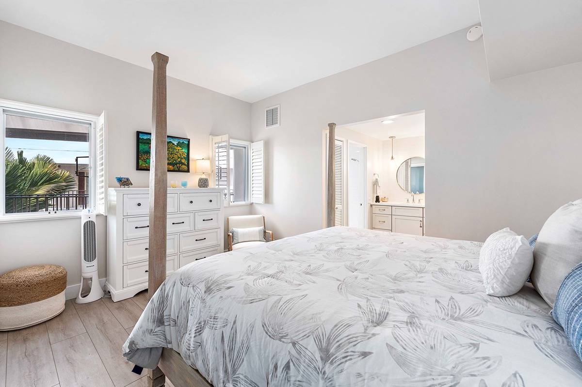 75-6040 Alii Drive, Unit 704 Kailua-Kona, HI 96740 - Photo 24 of 30 a large white bed in a white room