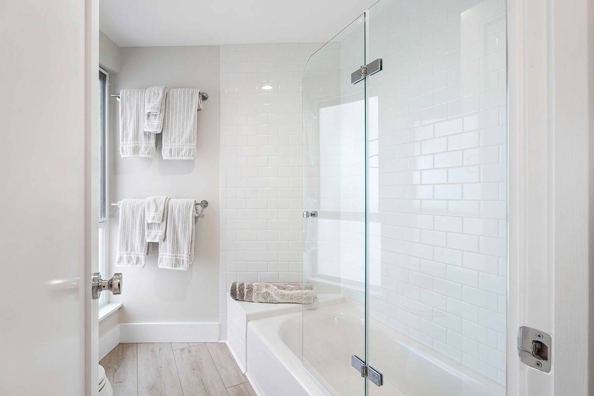 75-6040 Alii Drive, Unit 704 Kailua-Kona, HI 96740 - Photo 25 of 30 a bathroom with a sink a toilet and shower