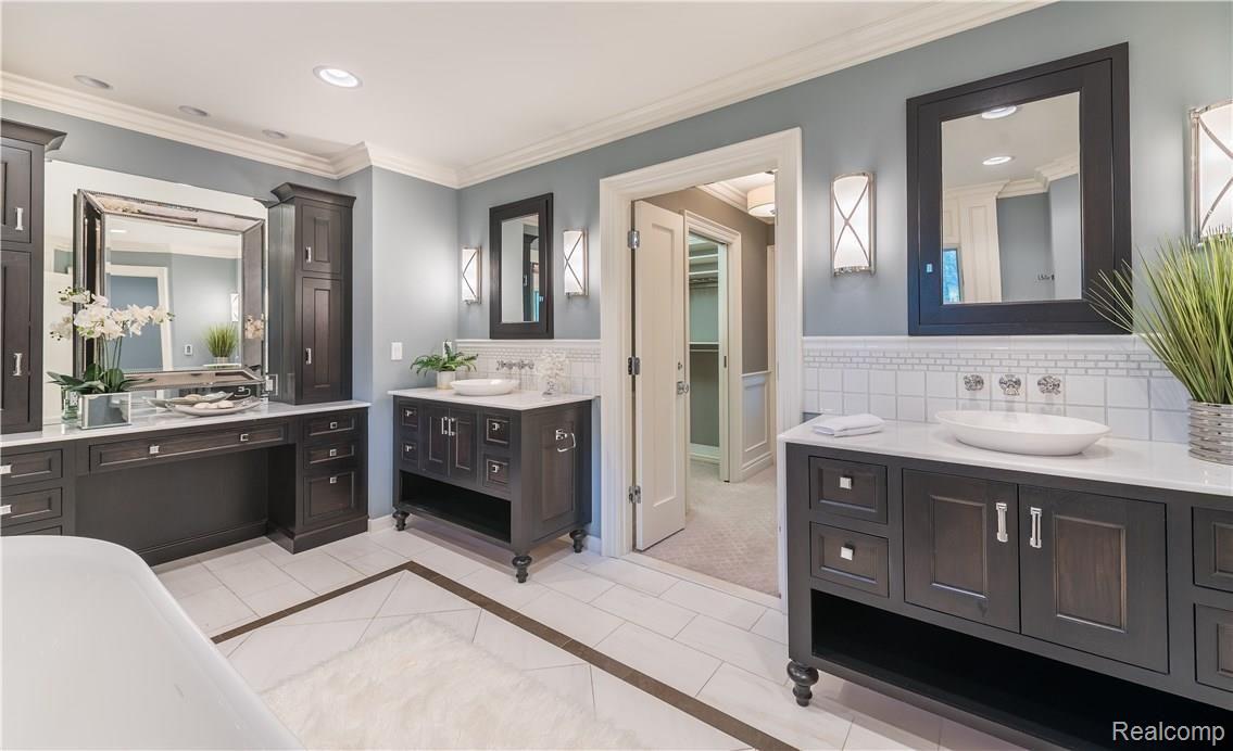 570 Haverhill Road Bloomfield Hills, MI 48304 - Photo 18 of 32 Double Vanities
