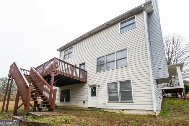 a view of a house with backyard
