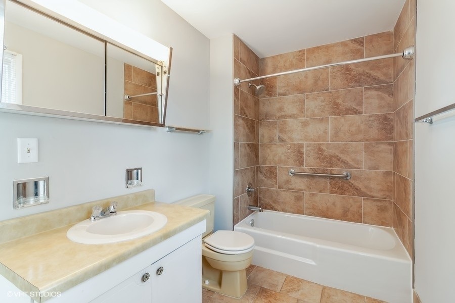 502 Jordan Way Bolingbrook, IL 60440 - Photo 7 of 10 a bathroom with a sink a toilet and a bathtub