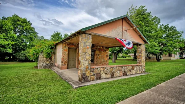 $239,000 | 408 South Broad Street, St. Jo, TX 76265