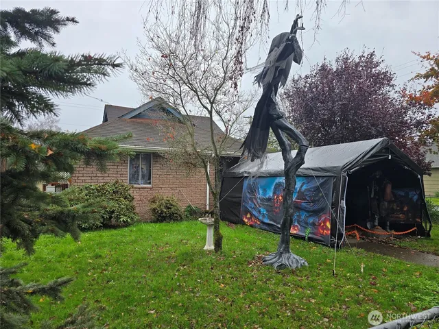 a view of a house with a yard