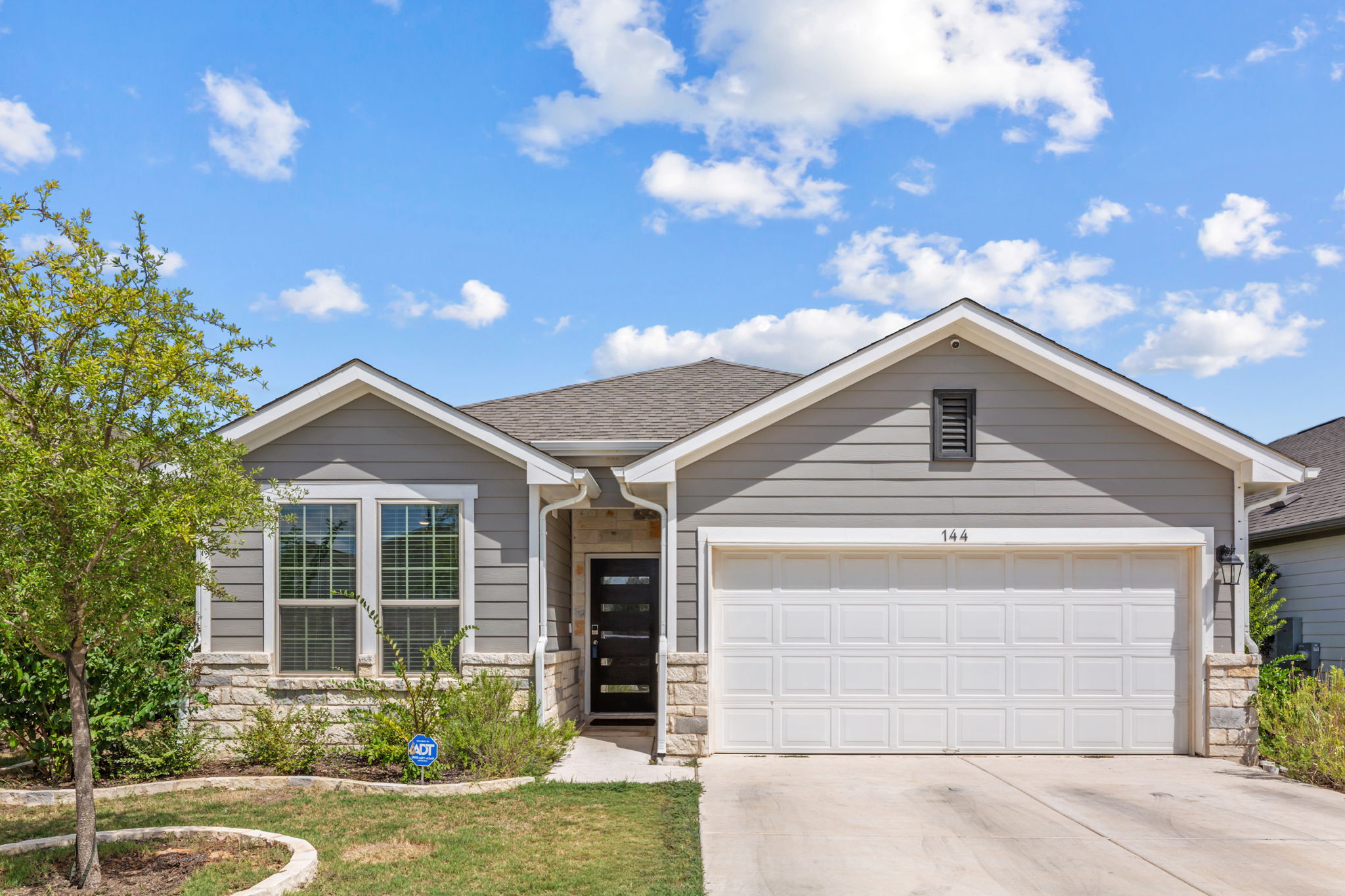 144 Gullivers Drive Elgin, TX 78621 - Photo 3 of 38