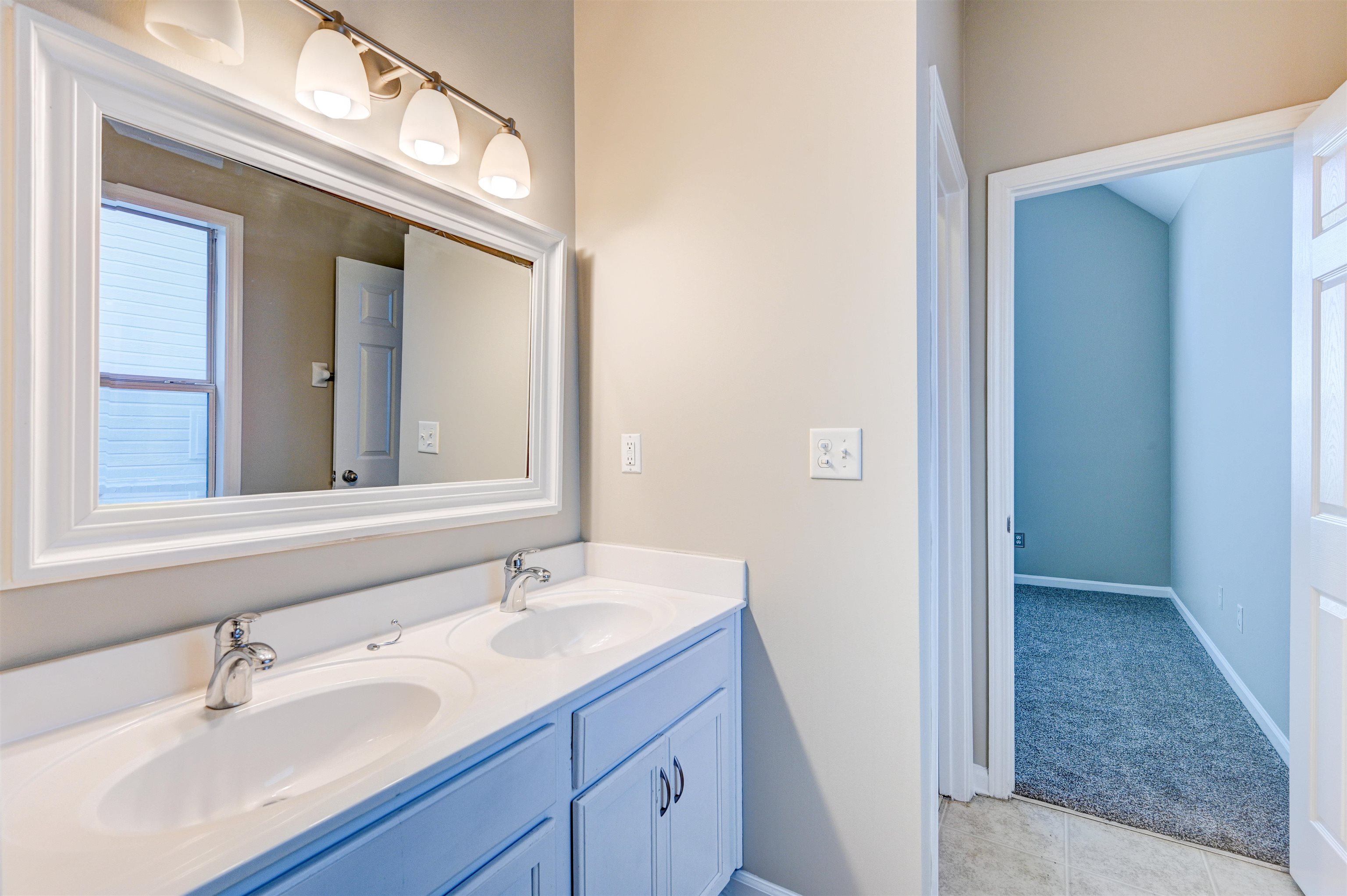 1355 Island Ridge Drive Memphis, TN 38103 - Photo 12 of 21 a bathroom with a sink and a mirror