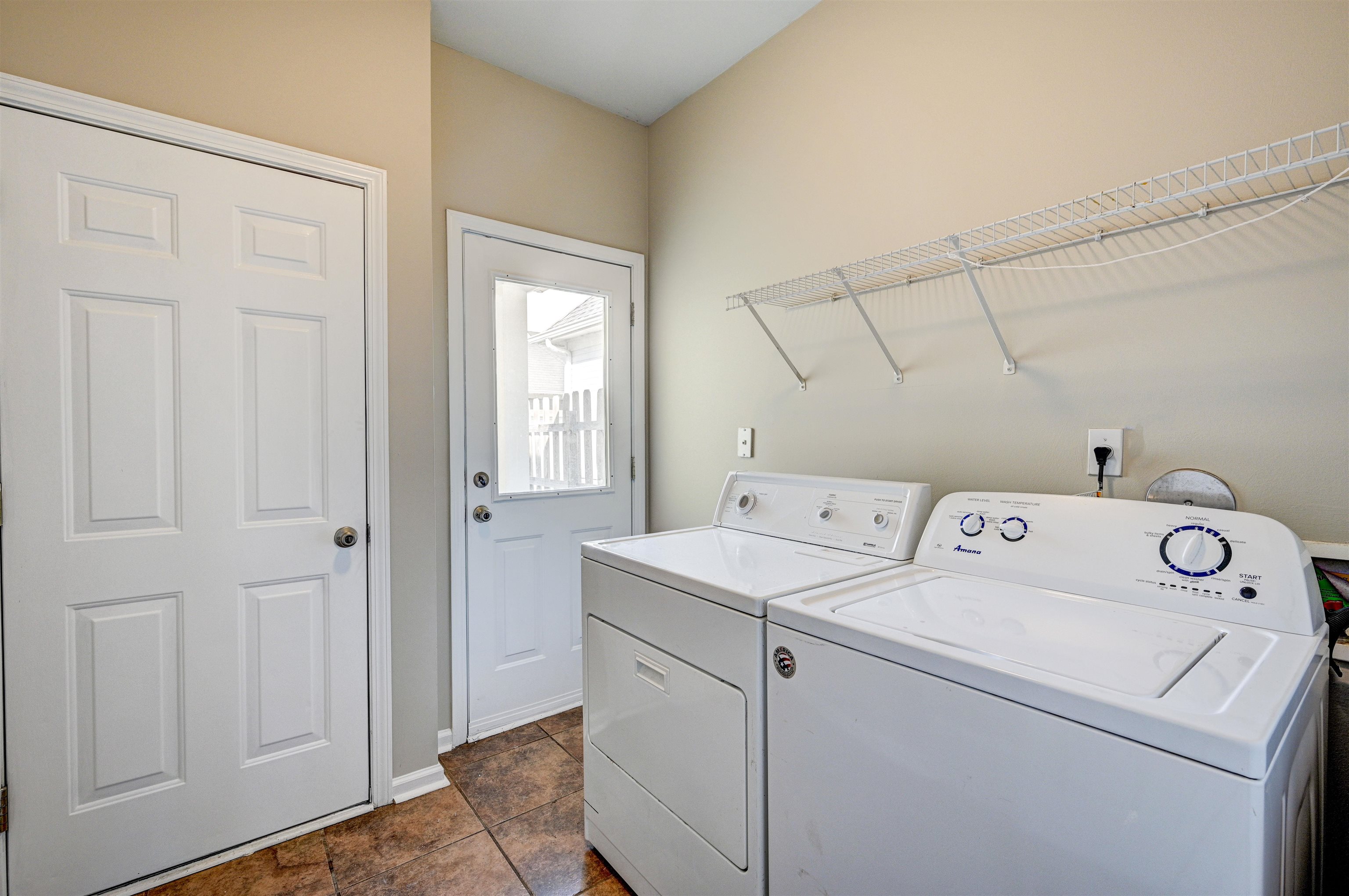1355 Island Ridge Drive Memphis, TN 38103 - Photo 9 of 21 a utility room with dryer and washer