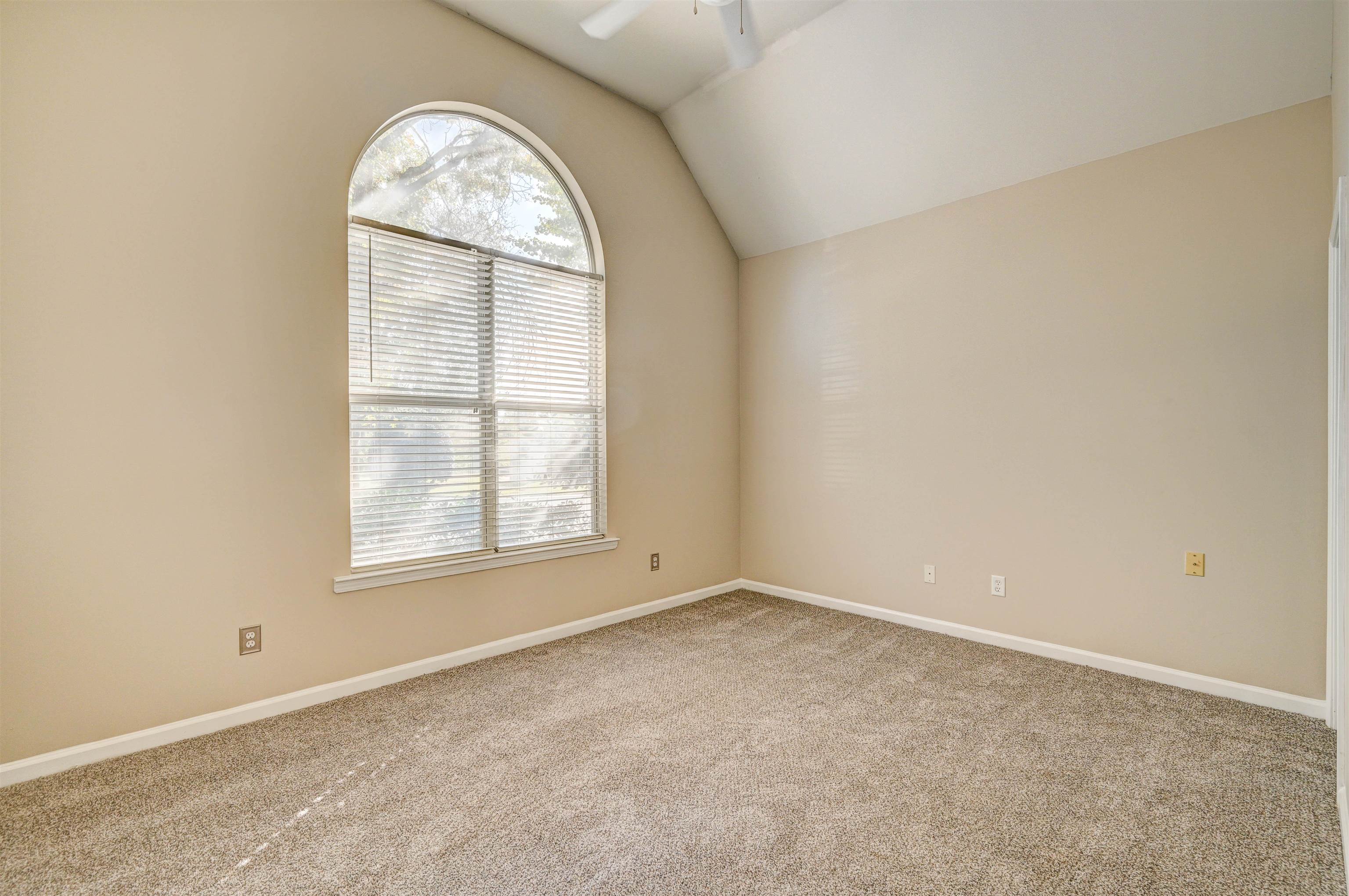 1355 Island Ridge Drive Memphis, TN 38103 - Photo 10 of 21 an empty room with a window